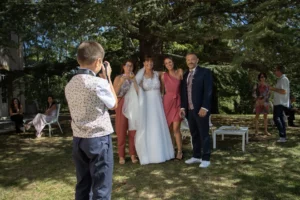 Les mariés se prennent en photo