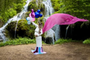 Grossesse devant une cascade